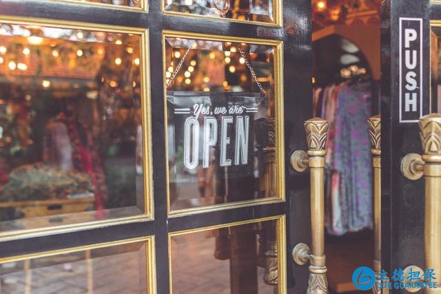 樓市怪象：商鋪更替頻繁，房產中介、藥店和果蔬店遍地開花